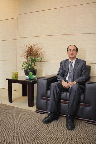 本校楊思偉博士高票連任校長    
